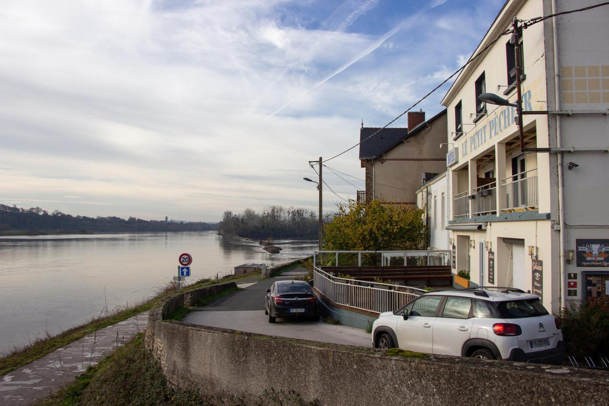 ホテル Le Petit Pecheur Saint-Florent-le-Vieil エクステリア 写真