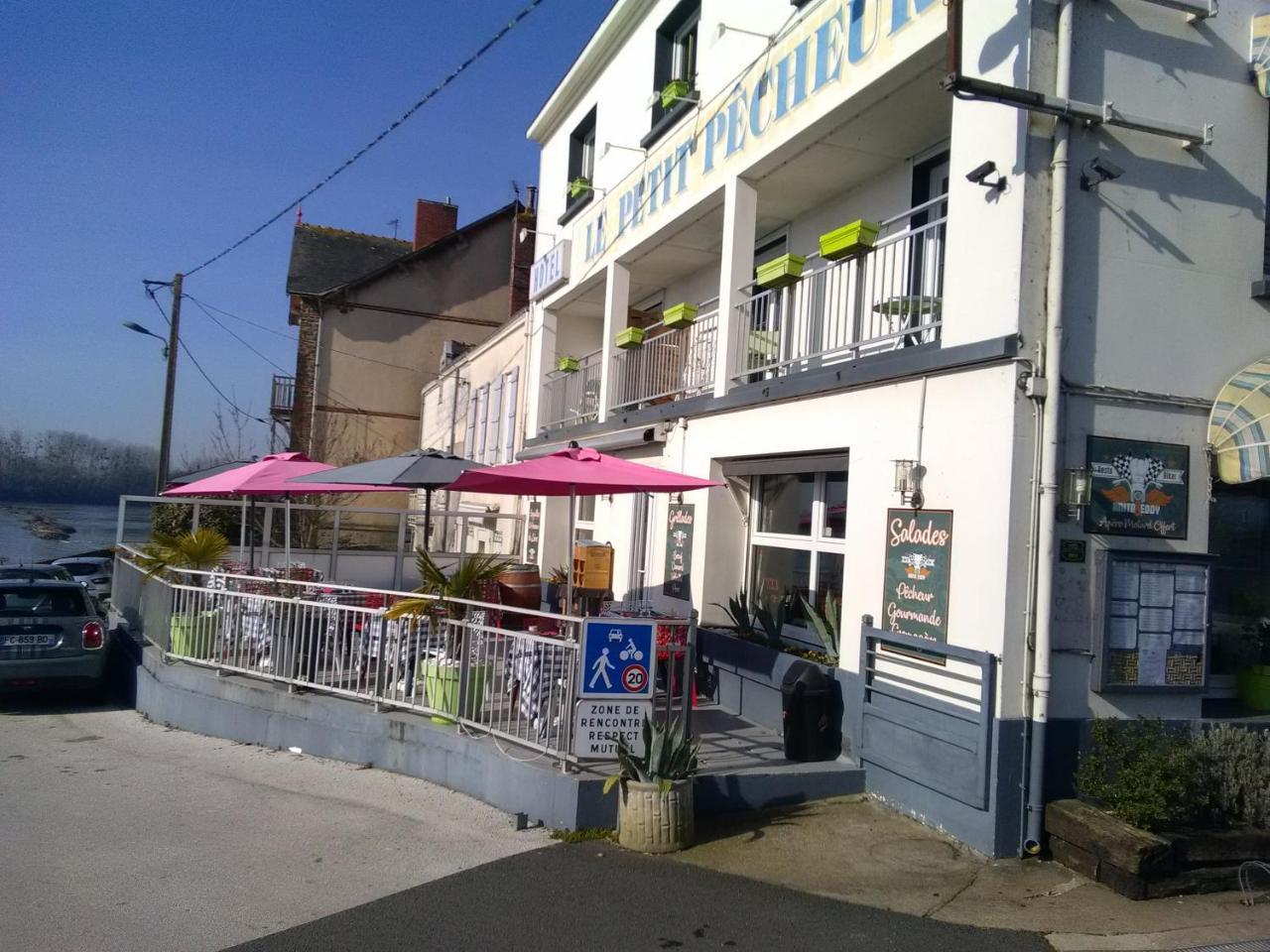 ホテル Le Petit Pecheur Saint-Florent-le-Vieil エクステリア 写真